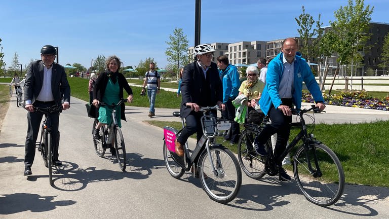 Eine Delegation um Verkehrsminister Winfried Herrmann weiht den Radschnellweg am BUGA-Gelände auf Spinelli in Mannheim ein