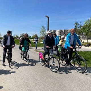 Eine Delegation um Verkehrsminister Winfried Herrmann weiht den Radschnellweg am BUGA-Gelände auf Spinelli in Mannheim ein