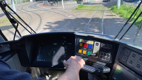 Blick in den Fahrstand der neuen Rhein-Neckar-Tram in Mannheim