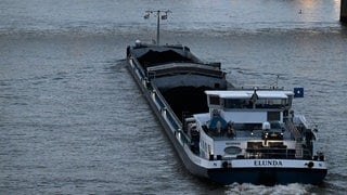 Ein Schiff beladen mit Steinkohle fährt auf dem Rhein bei Köln