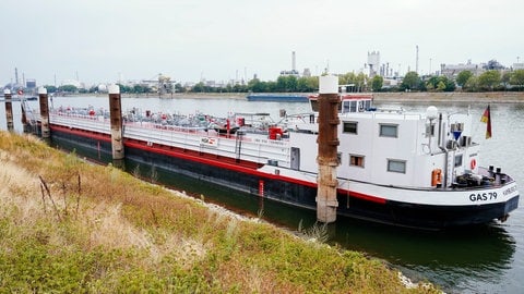 Ein Gas-Tankschiff mit dem Namen „Gas 79“ ankert auf dem Rhein vor dem Werk des Chemiekonzerns BASF.