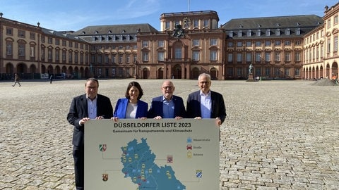 Die Verkehrsminister von Baden-Württemberg, Rheinland-Pfalz, Hessen und Nordrhein-Westfalen vor dem Schloss Mannheim halten die Düsseldorfer Liste.