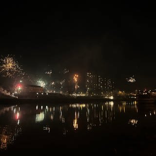 Die Mannheimerinnen und Mannheim begrüßen das Neue Jahr mit viel Feuerwerk.