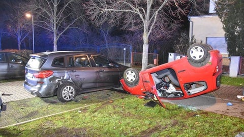 Auto liegt überschlagen auf Parkplatz