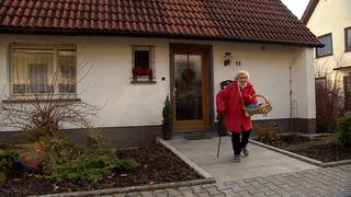 Die 95-jährige Christa Werner aus Birkenau strickt Wintersocken für Bedürftige der Tafel in Weinheim.
