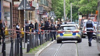 Im Bereich der Mittelstraße in Mannheim kam es zu Streitigkeiten, in deren Verlauf ein Mann eine Frau mit einem Messer verletzte. Aufgrund des Einsatzes der Rettungskräfte muss die Mittelstraße für den Fahrzeugverkehr gesperrt werden. 