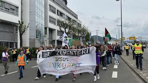 Klimaprotest-Zug u.a. von Fridays For Future anlässlich der Hauptversammlung von Heidelberg Materials durch Heidelberg