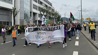 Klimaprotest-Zug u.a. von Fridays For Future anlässlich der Hauptversammlung von Heidelberg Materials durch Heidelberg