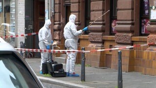 Ermittler untersuchen den Tatort an einem Café in der Mittelstraße in Mannheim