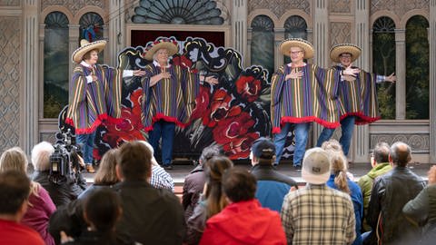 Das AWO-Tanzballett Rheinau tritt mit Sombreros auf einer Bühne des Europa-Park Rust auf. Nach der Debatte um einen umstrittene Kostüm-Show bei der Bundesgartenschau, ist eine Awo-Tanzgruppe nun im Europa-Park in Rust aufgetreten.