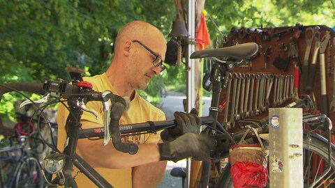 Camper repariert Fahrrad