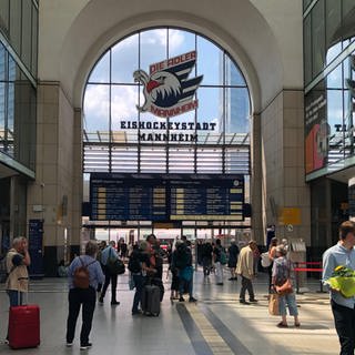 Fahrgäste in der Halle des Mannheimer Hauptbahnhofs.