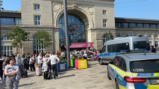 Fahrgäste stehen vor dem gesperrten Mannheimer Hauptbahnhof