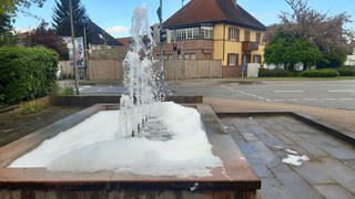 Der Brunnen an der Kreuzung Heidelberger StraßeHardtwaldring in Oftersheim ist voller Schaum.