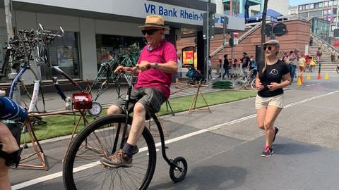 Es gibt zahlreiche Mitmachaktionen bei dem Fahrradfestival "Monnem Bike" in der Mannheimer Innenstadt. Unter anderem auch das Fahren auf einem antiken Hochrad, das hier ein Besucher ausprobiert.