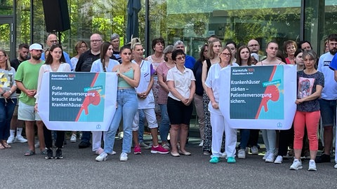 Am Klinikum in Mosbach haben Mitarbeiterinnen und Mitarbeiter auf ihre Situation aufmerksam gemacht. 