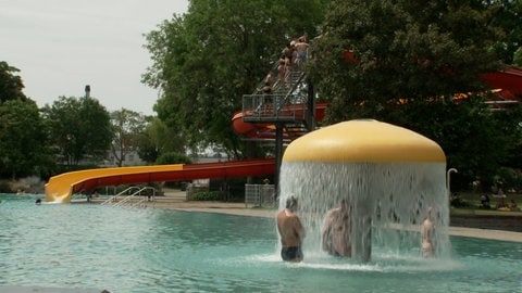 Herzogenriedbad mit Wasserdusche in Wasserbecken und Rutsche