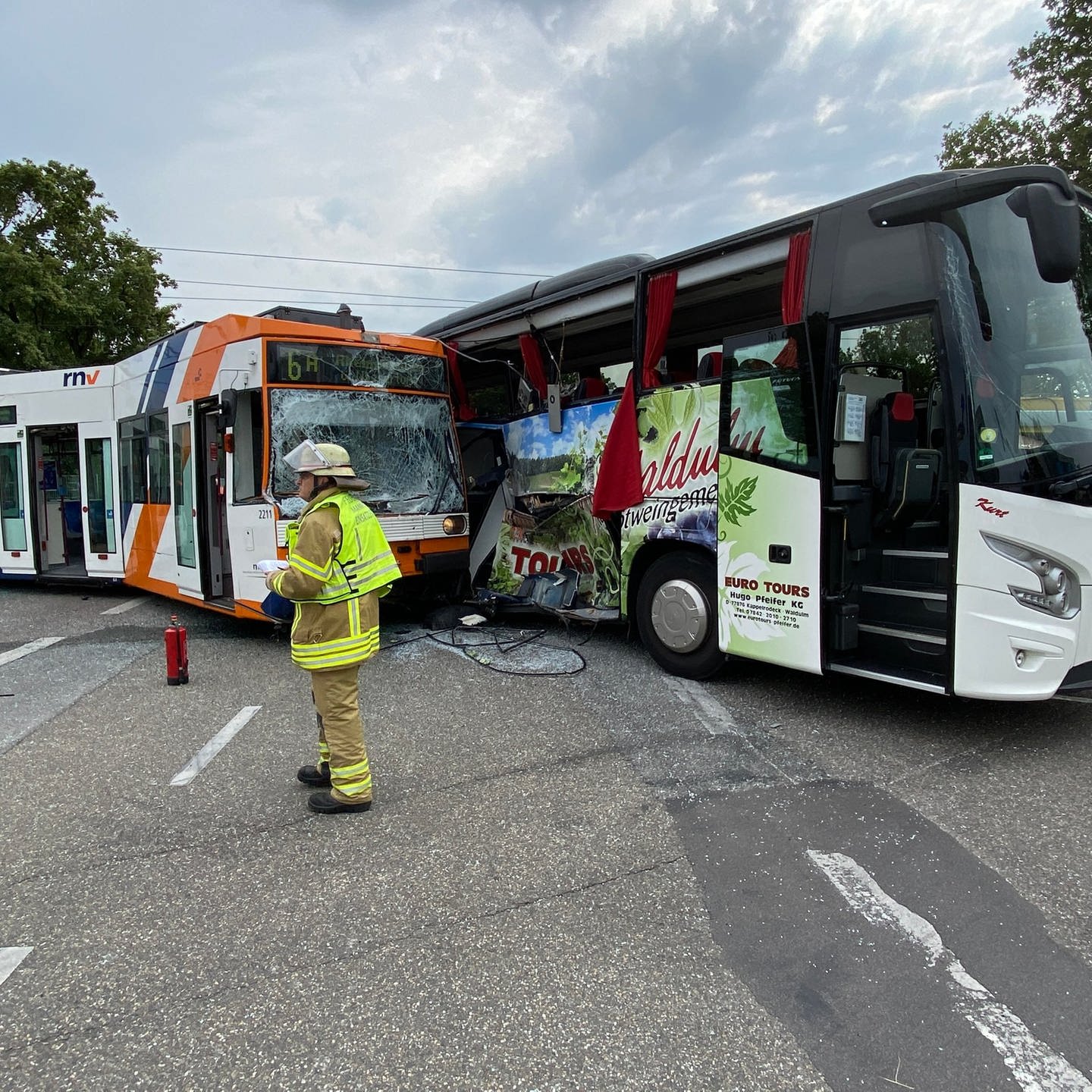 Sechs Verletzte: Straßenbahn Kollidiert In Mannheim Mit Reisebus - SWR ...