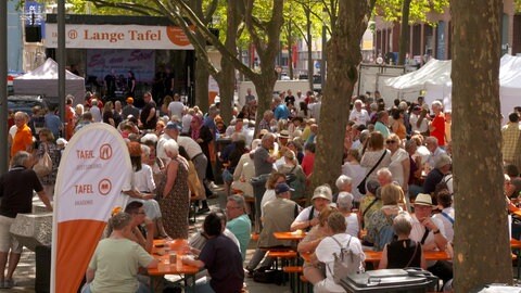 Rund 300 Besucher kamen zur "Langen Tafel" in die Mannheimer Innenstadt. Die "Lange Tafel" ist der Abschluss des dreitägigen Bundestafeltreffens in Mannheim.