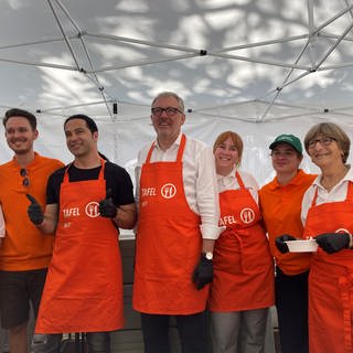 Der Mannheimer Comedian Bülent Ceylan hat gemeinsam mit Oberbürgermeister Peter Kurz Essen beim Bundestafeltreffen in Mannheim ausgeteilt. Hier sind sie beide zu sehen im Gruppenfoto