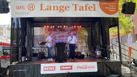 Fernsehmoderator und Tafelbotschafter Jörg Pilawa moderiert die "Lange Tafel" beim Bundestafeltreffen in Mannheim. Hier steht er gemeinsam mit Oberbürgermeister Peter Kurz auf der Bühne.