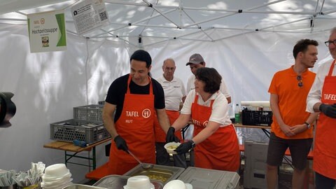 Der Mannheimer Comedian Bülent Ceylan teilt Essen aus beim Bundestafeltreffen in Mannheim.