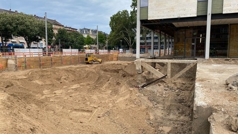 Ein Baufeld vor dem Nationaltheater ist drei Meter tief ausgehoben. Am Rand sieht man die Betonwände des Weltkriegsbunkers unter dem Goetheplatz.