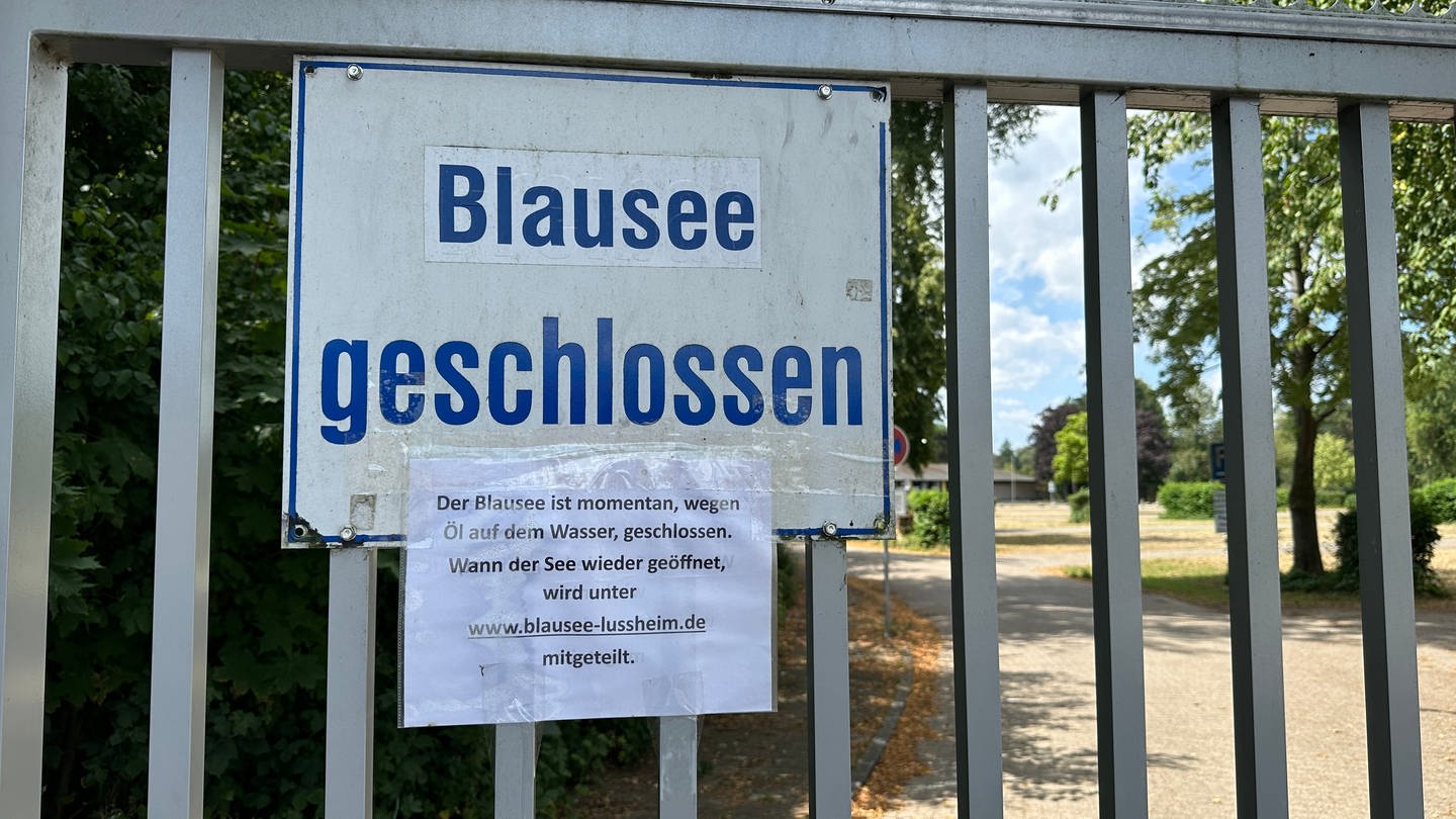 Das Tor zum Blausee ist geschlossen. Am Tor hängt ein Zettel, dass der See wegen eines Ölfilms gesperrt werden musste.