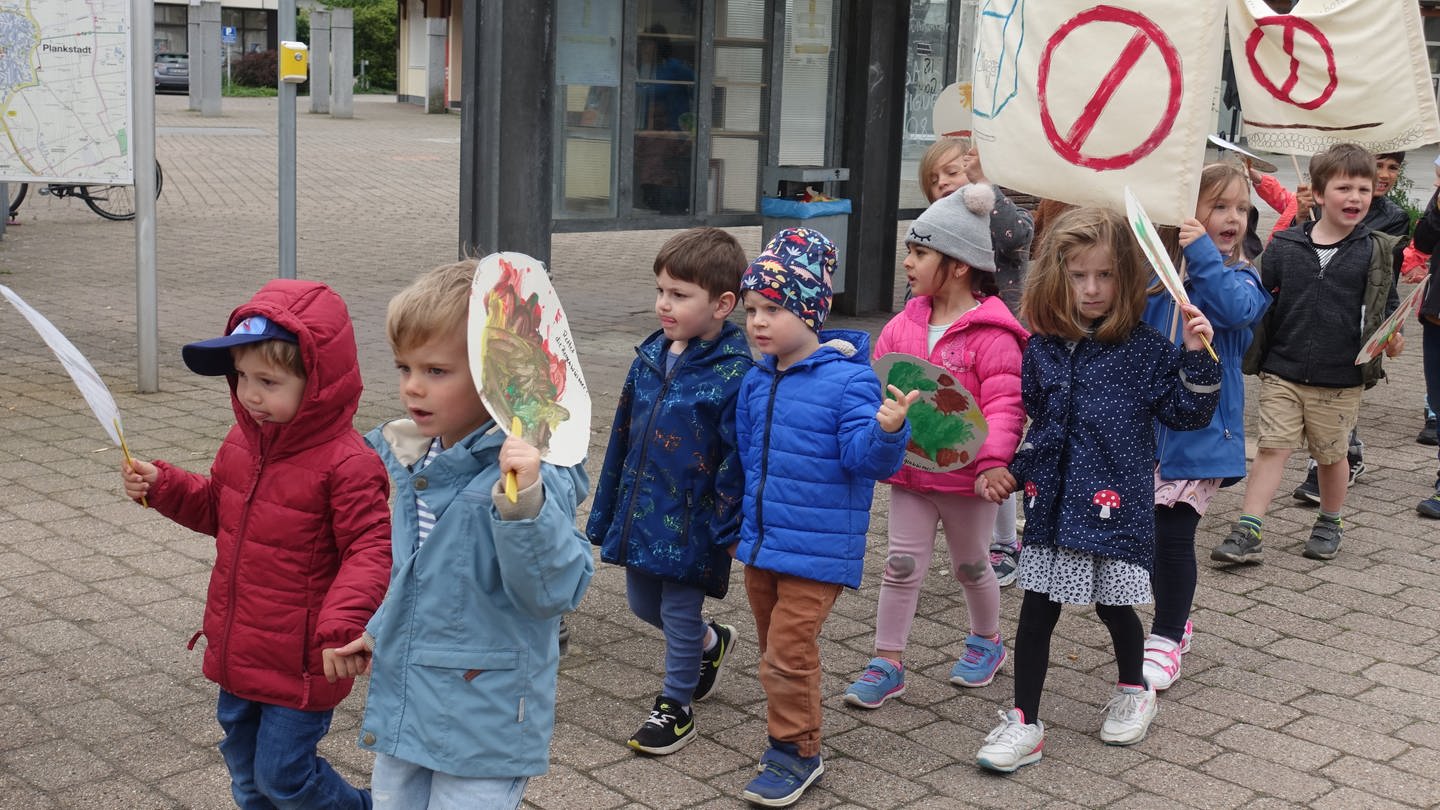 Der Kindergarten St. Nikolaus in Plankstadt hat für seine Regenwurm-Demo einen Preis des NABU bekommen.