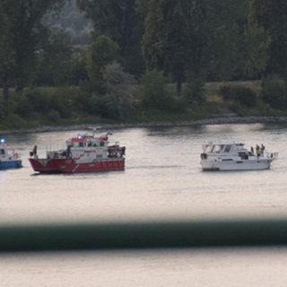 Brand im Motorraum einer Jacht auf dem Rhein bei Mannheim 