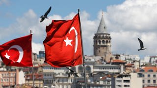 Türkische Flaggen wehen vor dem Stadtbild und dem Galataturm