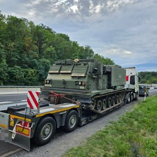 Liegengebliebener Raketenwerfer auf Autobahn bei Dielheim