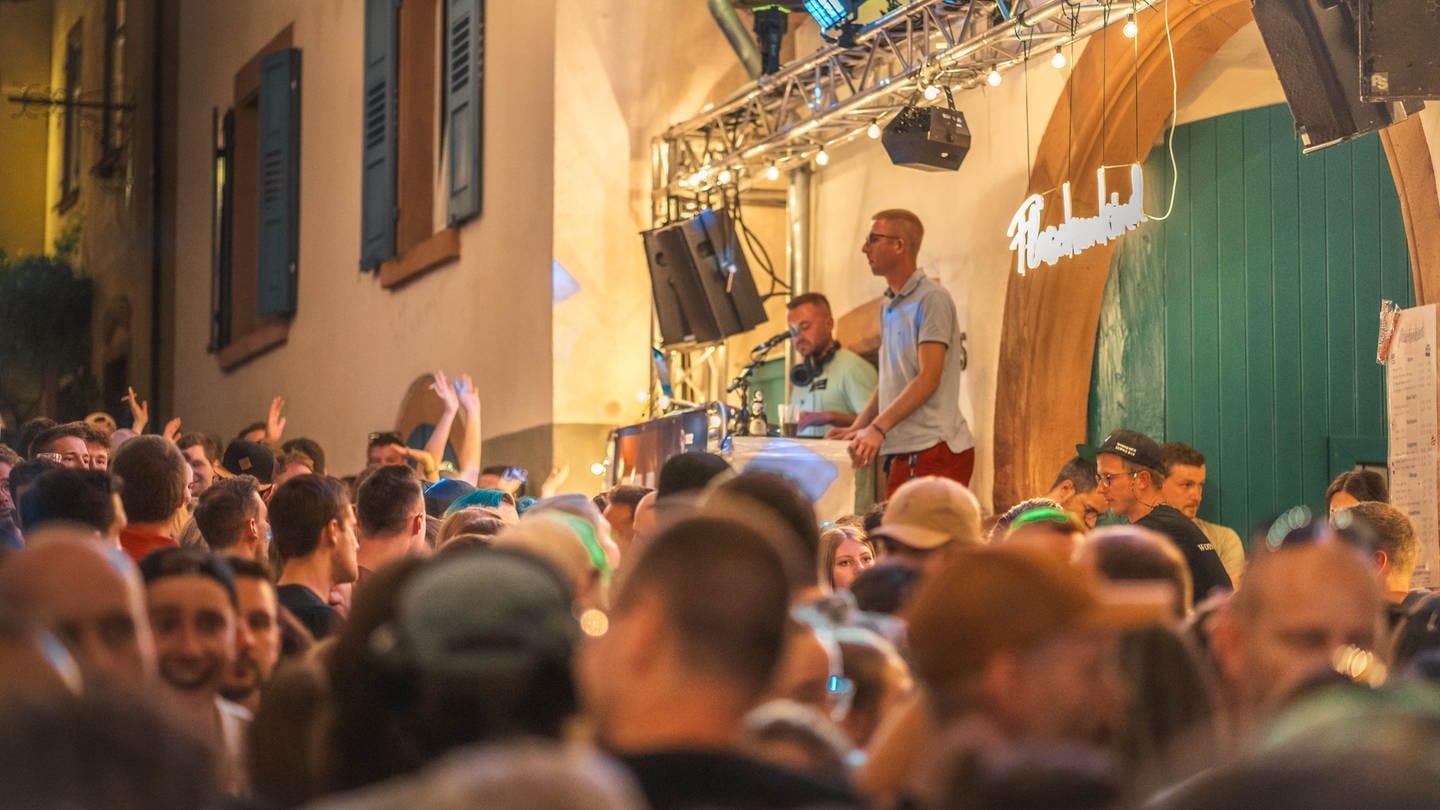 DJ auf Bühne auf Weinheimer Kerwe 2023 vor Menschenmenge