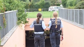 Die Polizei ist vor Ort und ermittelt die Hintergründe des tragischen Unfalls.