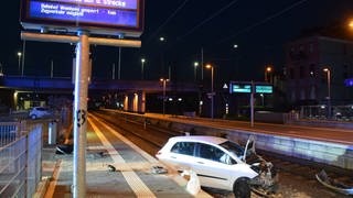 Ein PKW istbei einem Unfall in Weinheim (Rhein-Neckar-Kreis) im Gleisbett der Bahn gelandet.