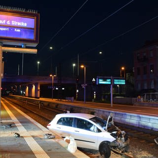 Ein PKW istbei einem Unfall in Weinheim (Rhein-Neckar-Kreis) im Gleisbett der Bahn gelandet.