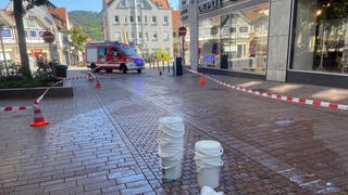 Abgesperrte Fußgängerzone mit ausgelaufener Milch und Eimern in Weinheim