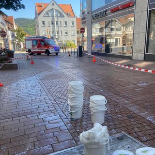 Abgesperrte Fußgängerzone mit ausgelaufener Milch und Eimern in Weinheim