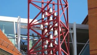 Das Glockenspiel in Hirschberg hängt am Rathaus. 