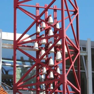 Das Glockenspiel in Hirschberg hängt am Rathaus. 