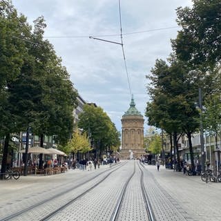 Die Mannheimer Fußgängerzone Planken mit Blick auf den Wasserturm.
