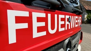 Der Schriftzug "Feuerwehr" auf einem Einsatzfahrzeug der Feuerwehr