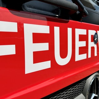 Der Schriftzug "Feuerwehr" auf einem Einsatzfahrzeug der Feuerwehr