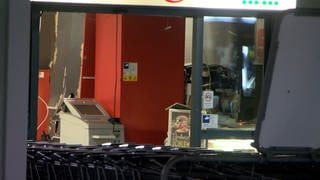 Ein gesprengter Geldautomat in einem Einkaufszentrum in Weinheim.