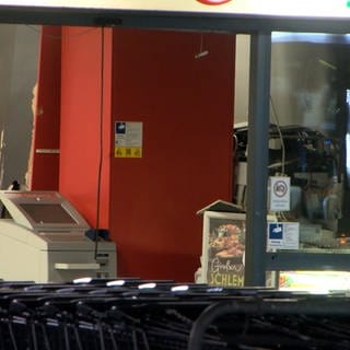 Ein gesprengter Geldautomat in einem Einkaufszentrum in Weinheim.