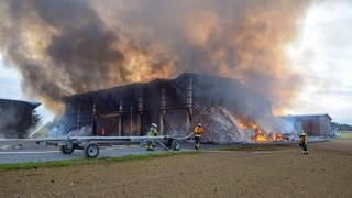 Große Lagerhalle von landwirtschaftlichem Anwesen des Hofgut Eulenhof steht in Vollbrand 