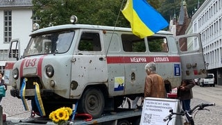 Macht Station in Heidelberg: Zerschossener Rettungswagen aus der Ukraine 