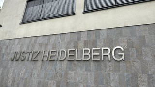Das Landgericht Heidelberg von außen mit dem Schriftzug "Justiz Heidelberg"