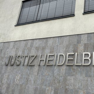 Das Landgericht Heidelberg von außen mit dem Schriftzug "Justiz Heidelberg"