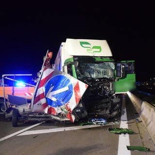 Unfallstelle auf der A6 zwischen Mannheim und Viernheim Lkw ist in Baustellen-Absperrfahrzeug geprallt